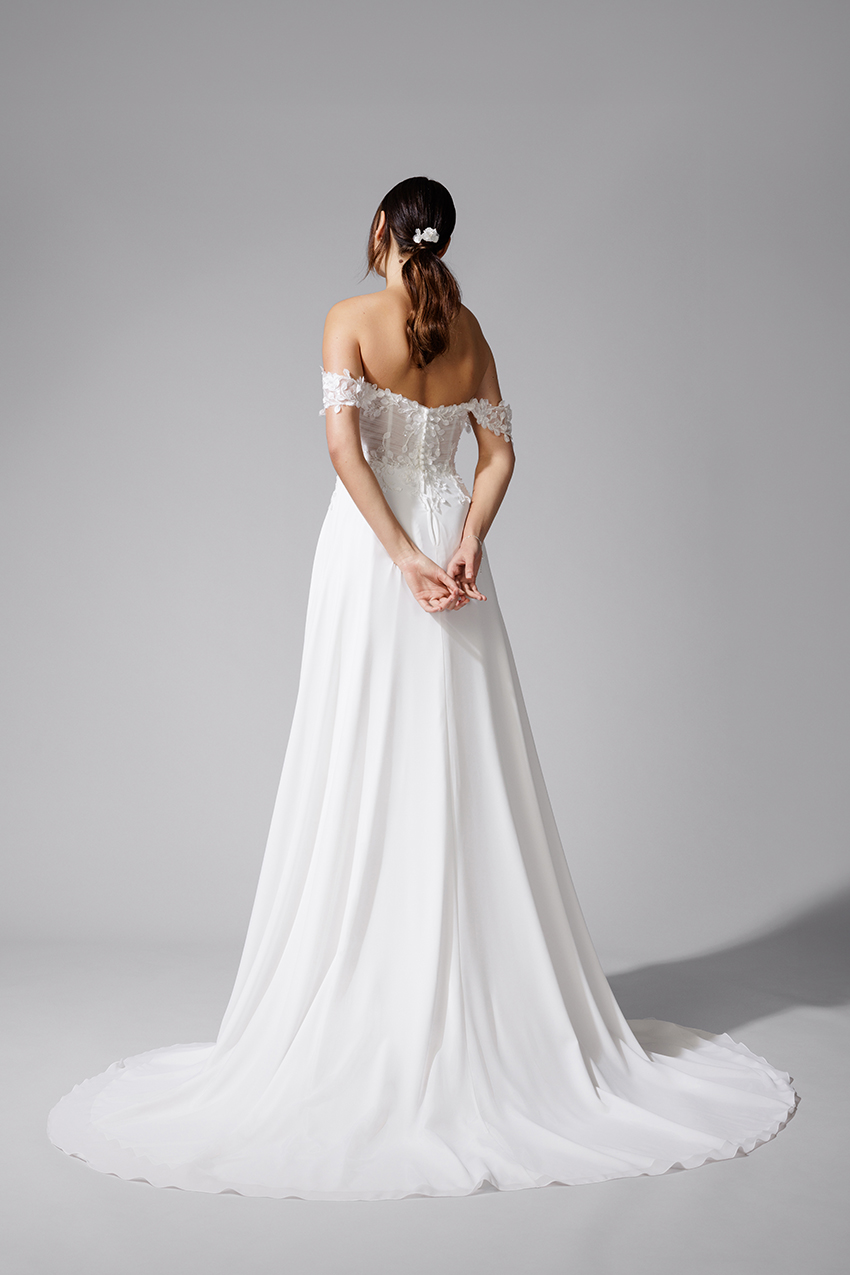 BEL22706_2 copie Robe de mariée BEL22706 fluide en mousseline, tulle et dentelle 3D délicatement brodée de perles et de sequins. Collection Bella 2027