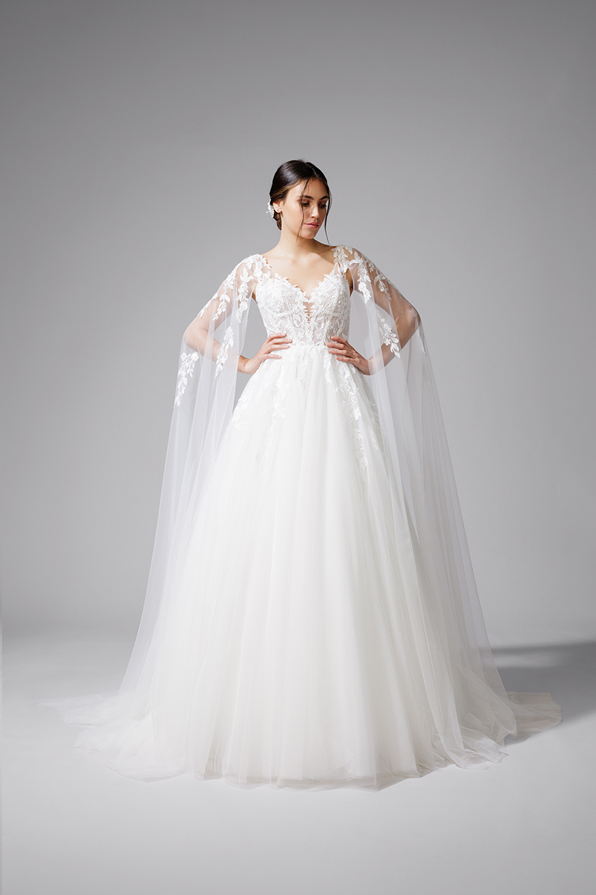 BEL22708_1.1 copie Robe de mariée BEL22708 en tulle fluide, dentelle brodée de sequins et manches cape amovibles. Collection Bella 2027.