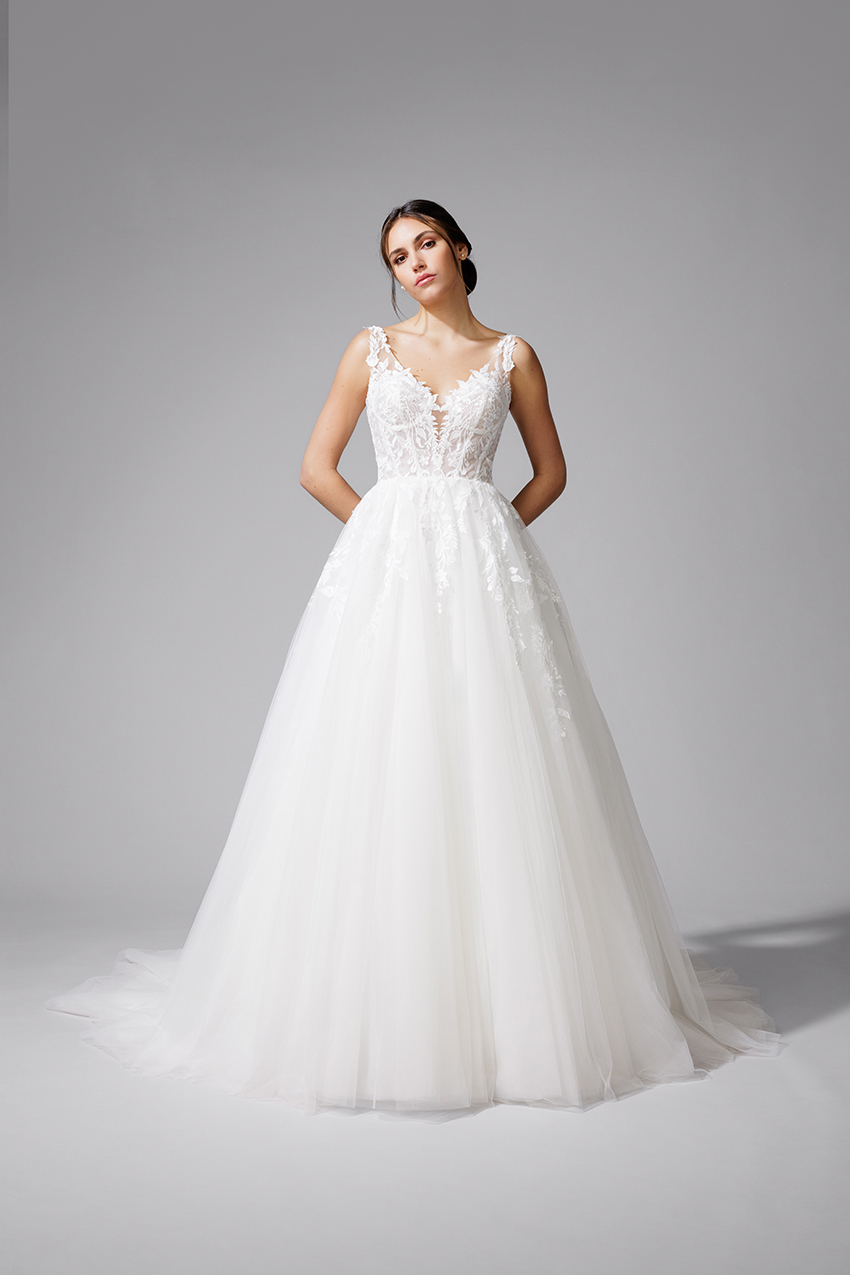 BEL22708_1.2 copie Robe de mariée BEL22708 en tulle fluide, dentelle brodée de sequins et manches cape amovibles. Collection Bella 2027.