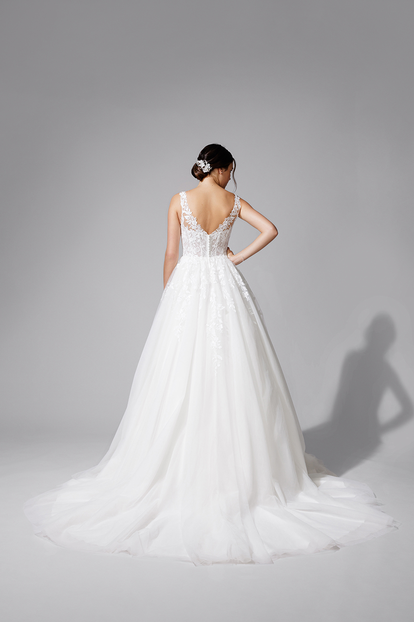 BEL22708_2 copie Robe de mariée BEL22708 en tulle fluide, dentelle brodée de sequins et manches cape amovibles. Collection Bella 2027.