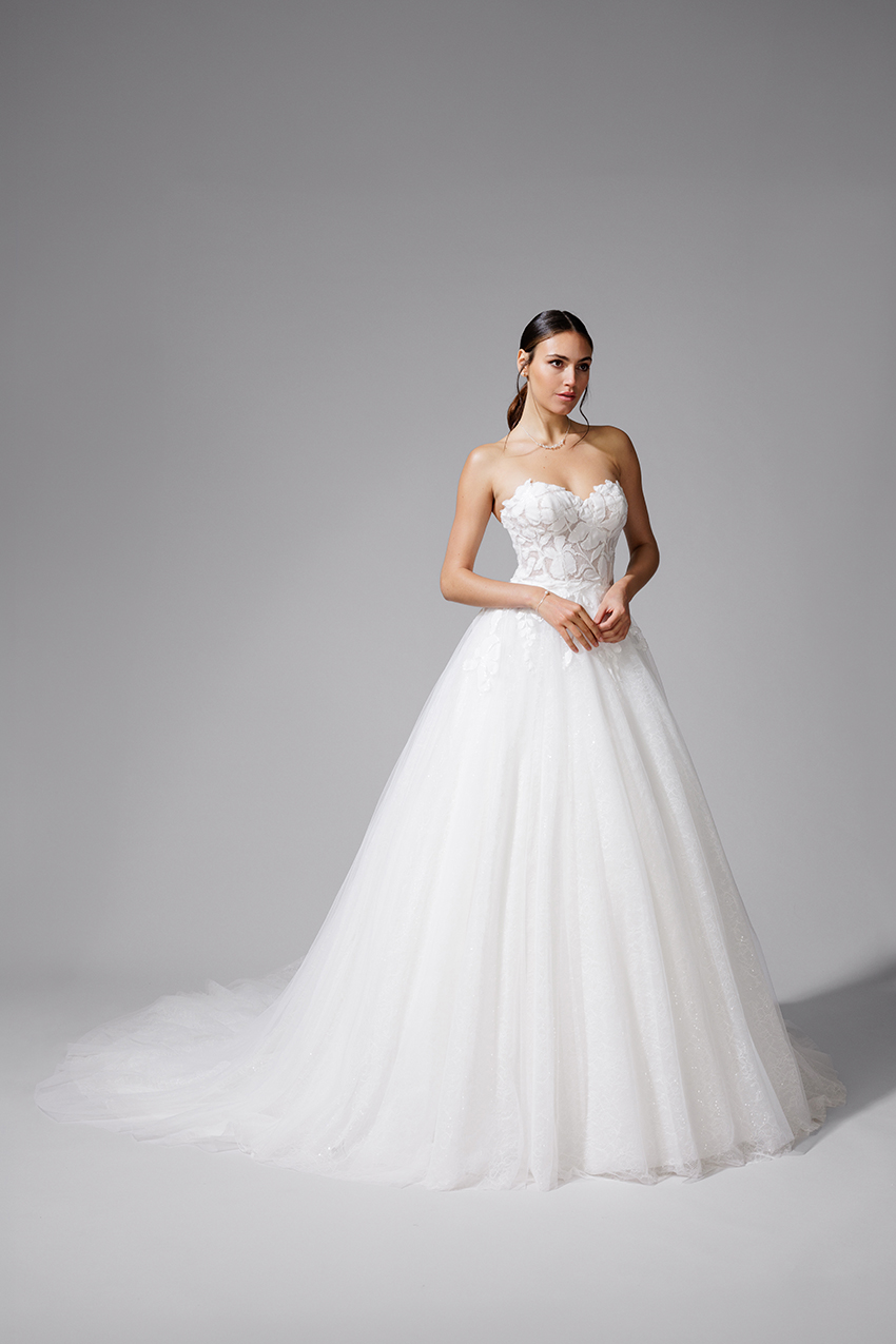 BEL22711_1 copie Robe de mariée BELLA BEL22711 en tulle brodé.