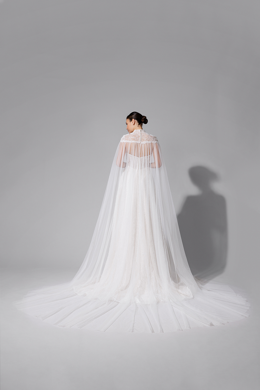 BEL22714_2.1 copie Robe de mariée BEL22714 en dentelle rebrodée de perles et de sequins avec cape amovible. Collection Bella 2027.