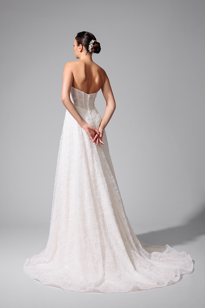 BEL22714_2.2 copie Robe de mariée BEL22714 en dentelle rebrodée de perles et de sequins avec cape amovible. Collection Bella 2027.