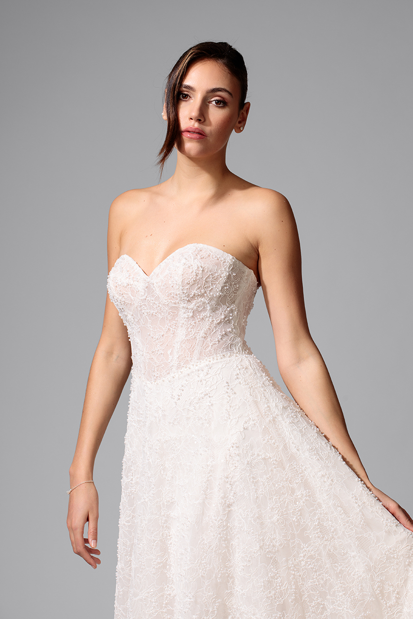 BEL22714_3.2 copie Robe de mariée BEL22714 en dentelle rebrodée de perles et de sequins avec cape amovible. Collection Bella 2027.