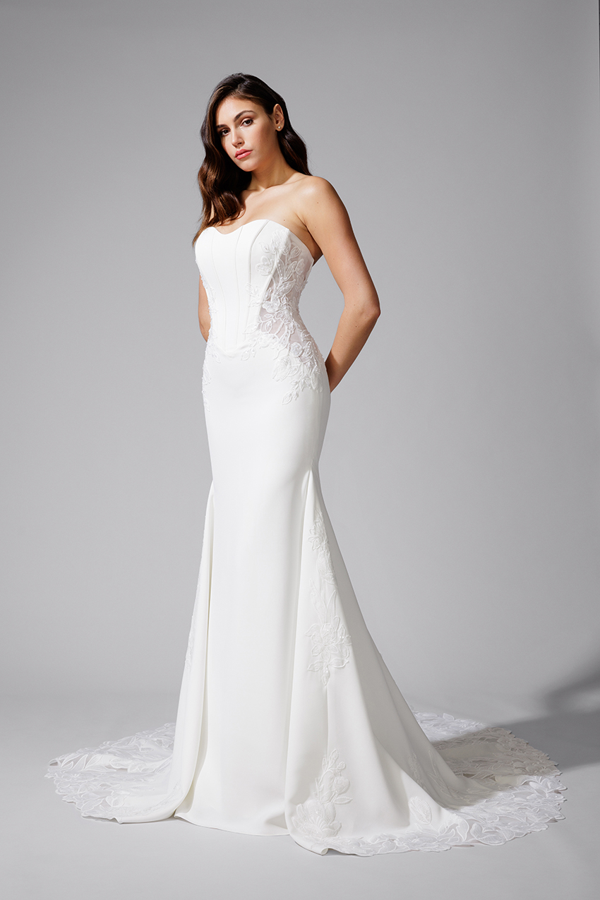 BEL22715_1 copie Robe de mariée BEL22715, dentelle enrichie de perles et de sequins. Bella 2027.