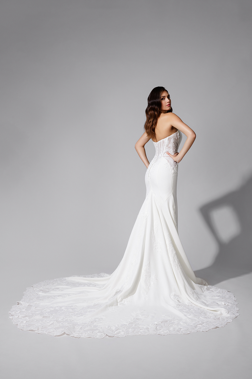 BEL22715_2 copie Robe de mariée BEL22715, dentelle enrichie de perles et de sequins. Bella 2027.