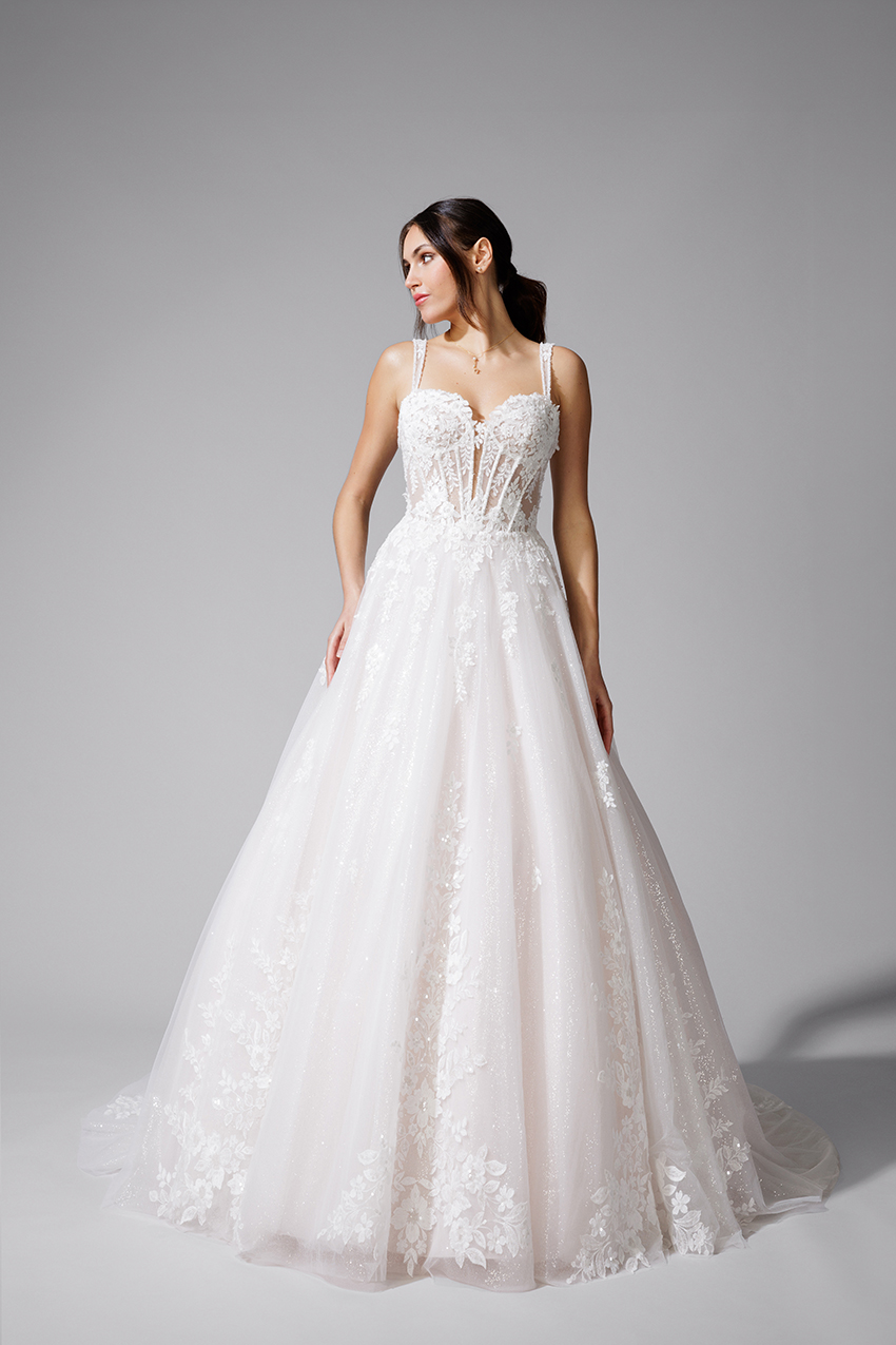 BEL22716_1 copie Robe de mariée Bella BEL22716 dentelle brodée de perles et de sequins, décolleté cœur et bustier transparent à effet corset.