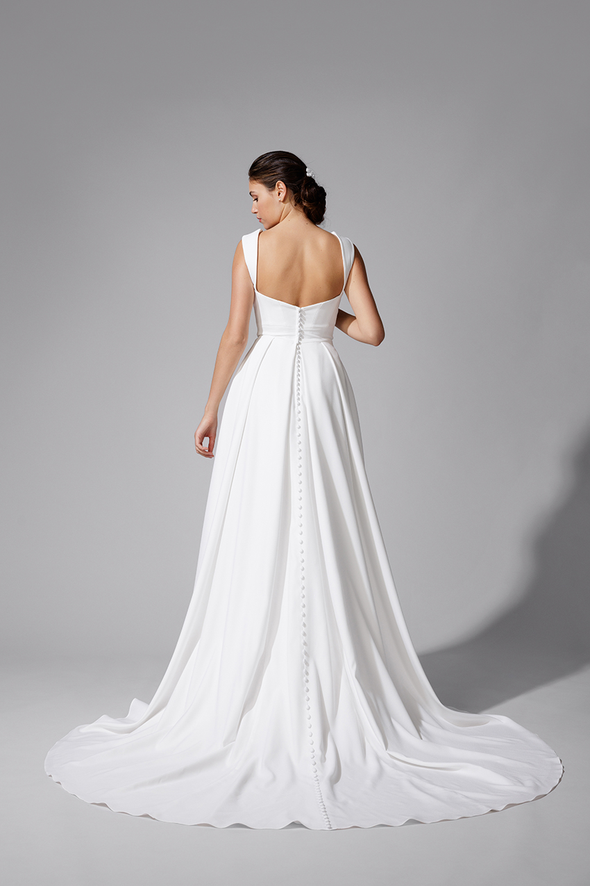 BEL22717_2 copie Robe Bella BEL22717 en crêpe, décolleté cœur plongeant, dos en V et poches.