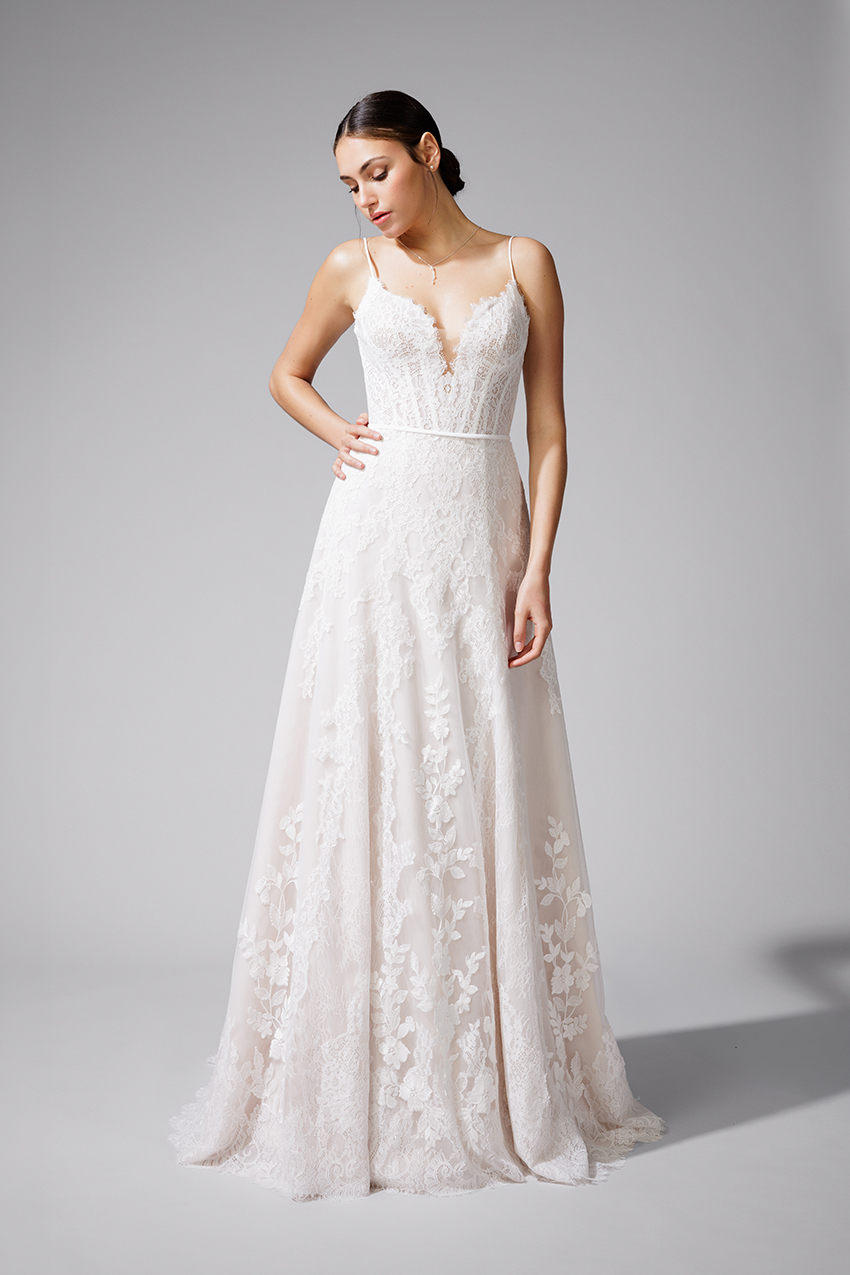 BEL22720-BLUSH_1 copie Robe de mariée fluide Bella BEL22720 Ivoire - rose pâle en dentelle