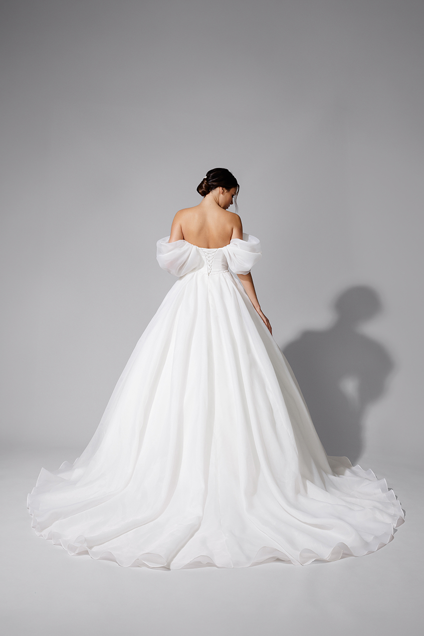 BEL22722_2 copie Robe de mariée 2027 princesse en organza avec manches bateau amovibles. BELLA BEL22722