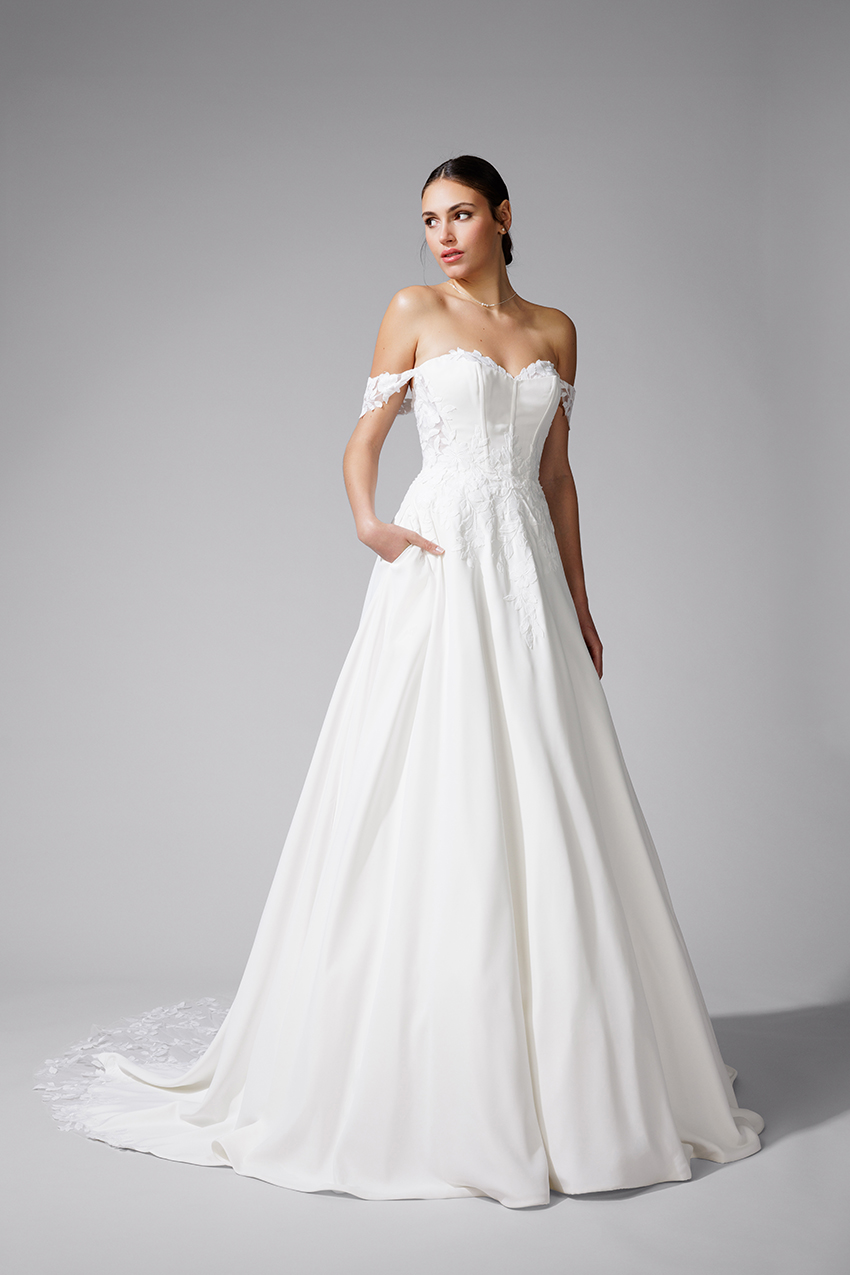 BEL22723_1 copie Robe de mariée BEL22723 Bella. Bustier structuré et traine en dentelle.