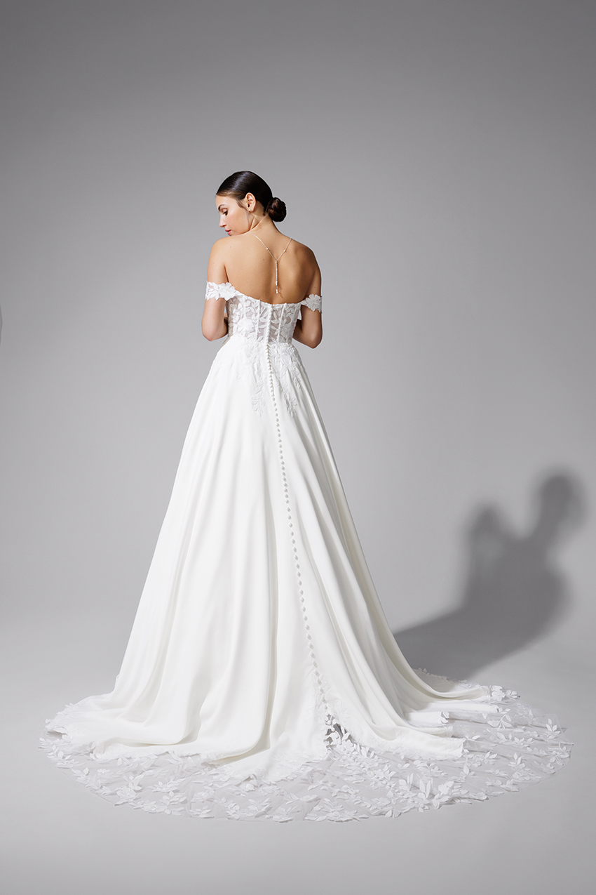 BEL22723_2 copie Robe de mariée BEL22723 Bella. Bustier structuré et traine en dentelle.