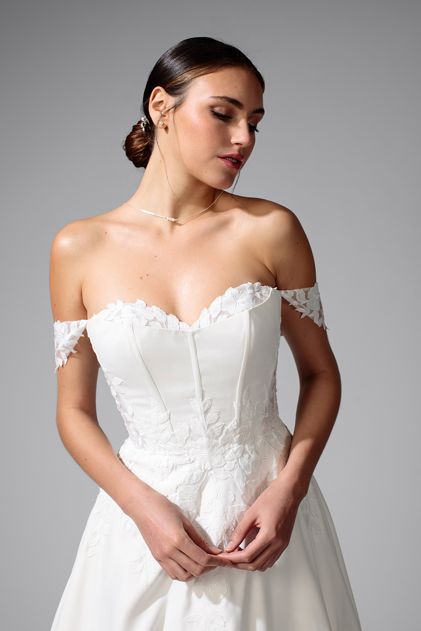 BEL22723_3 copie Robe de mariée BEL22723 Bella. Bustier structuré et traine en dentelle.