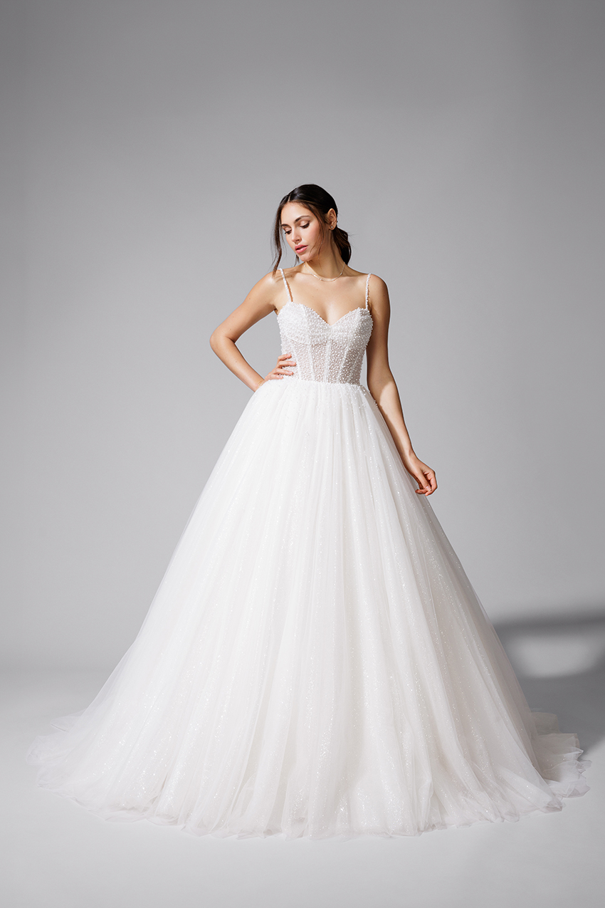 BEL22724_1 copie La robe de mariée princesse BEL22724, en tulle pailleté. Bella 2027.