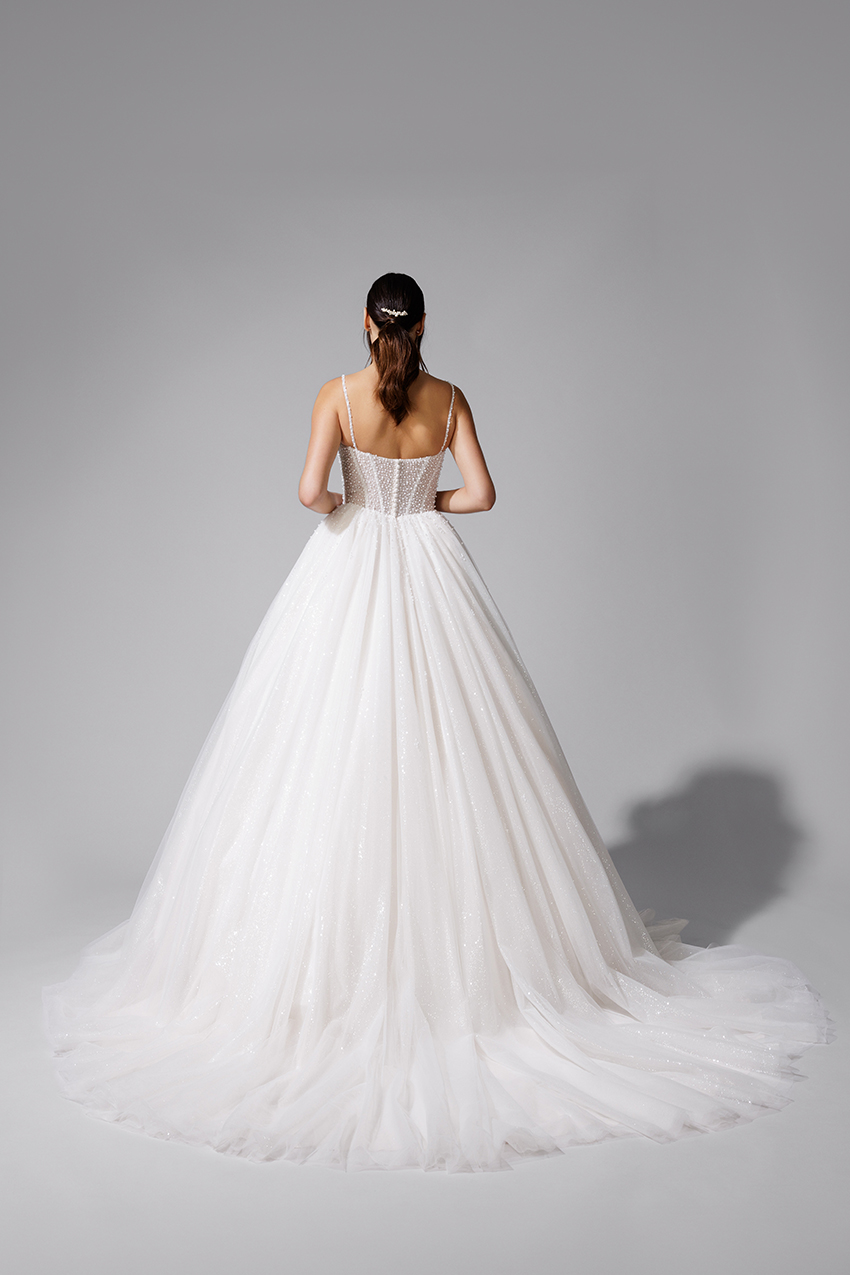 BEL22724_2 copie La robe de mariée princesse BEL22724, en tulle pailleté. Bella 2027.