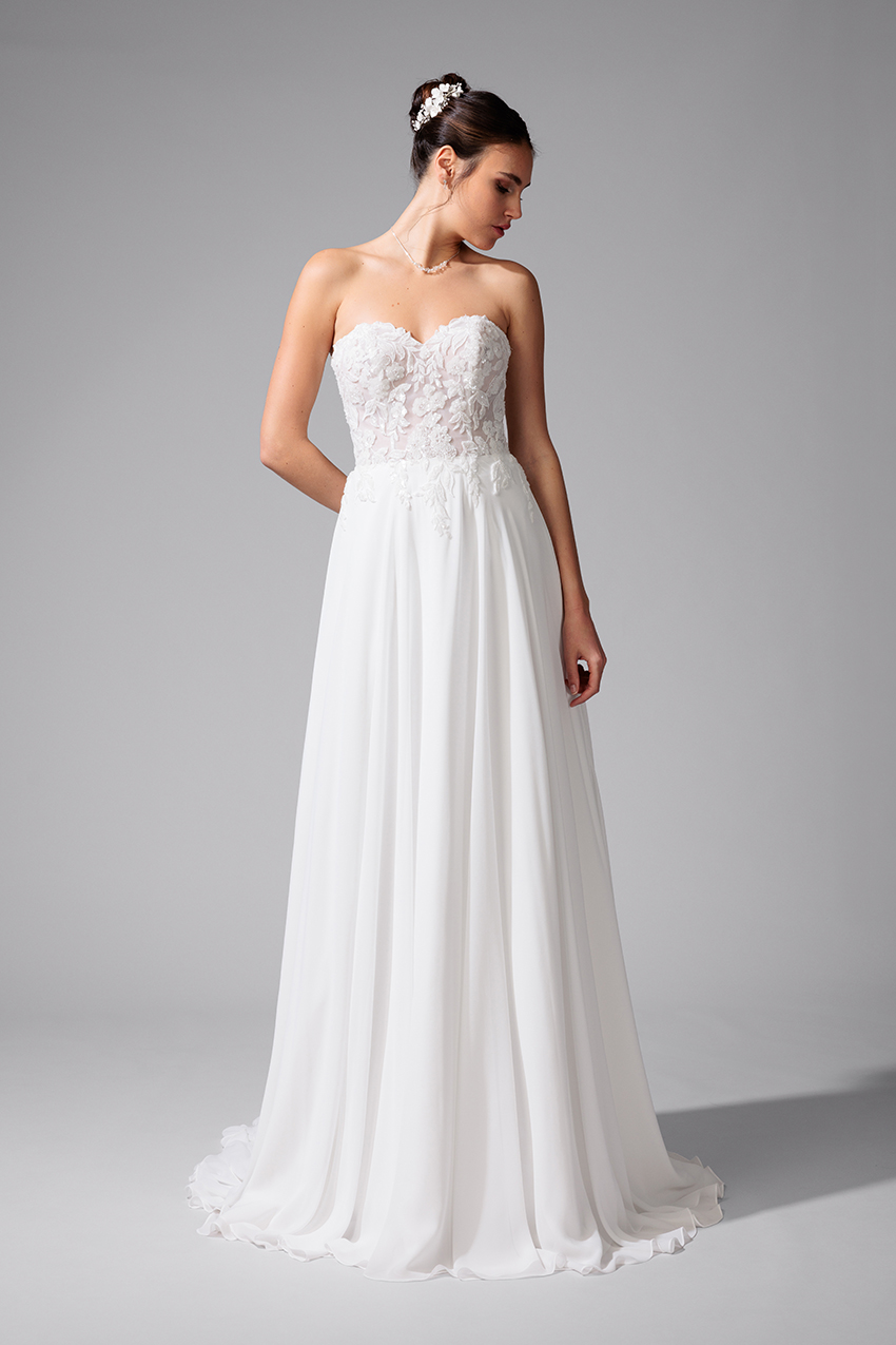 BEL22725_1.2 copie Robe de mariée BELLA BEL22725 fluide en mousseline et dentelle avec Cape amovible