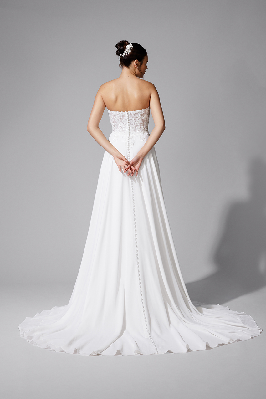 BEL22725_2 copie Robe de mariée BELLA BEL22725 fluide en mousseline et dentelle avec Cape amovible