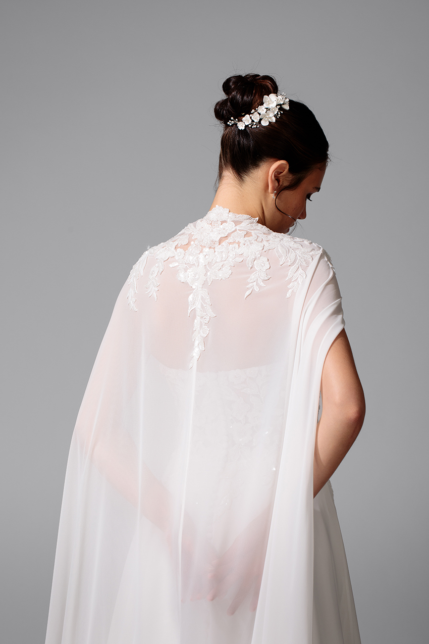 BEL22725_3 copie Robe de mariée BELLA BEL22725 fluide en mousseline et dentelle avec Cape