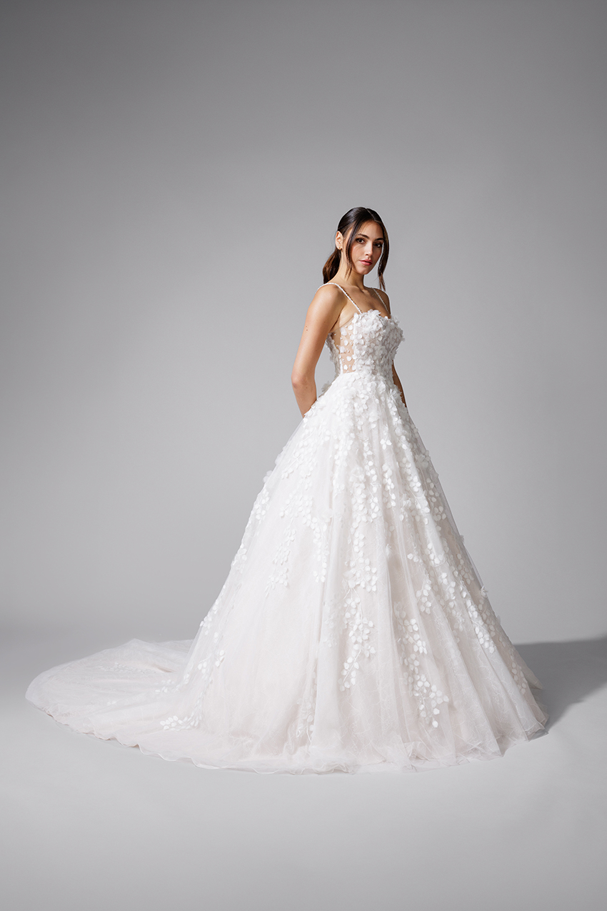 BEL22726_1 copie La robe de mariée Bella BEL22726. Coupe princesse, dentelle et feuilles 3D