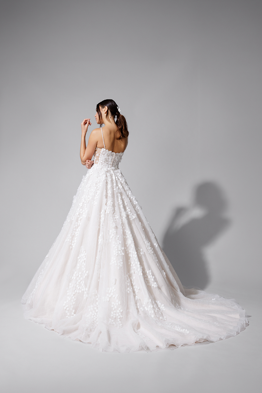 BEL22726_2 copie La robe de mariée Bella BEL22726. Coupe princesse, dentelle et feuilles 3D